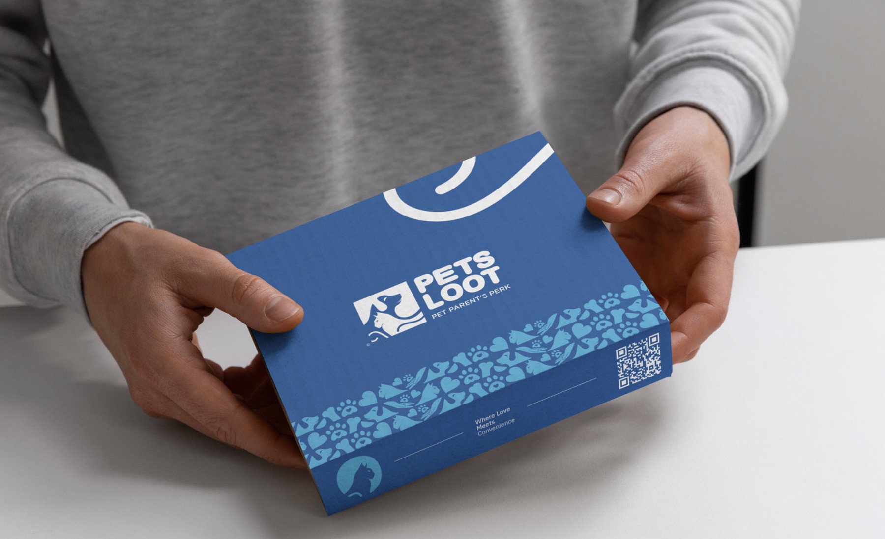 Pets Loot — shipping mailer box hand-off